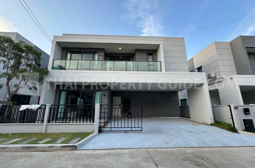 House with Shared Pool for sale in Bangnatrad
